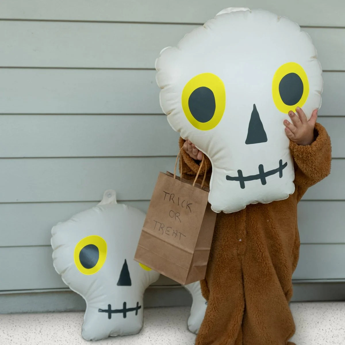 LIGHT UP HANGING SKULLS BONE